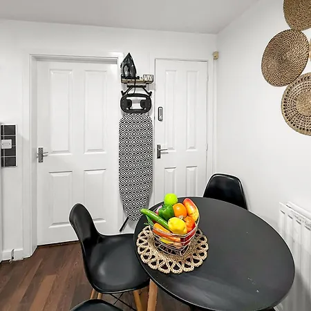 New Manchester City Getaway House With 2 Free Parking-2